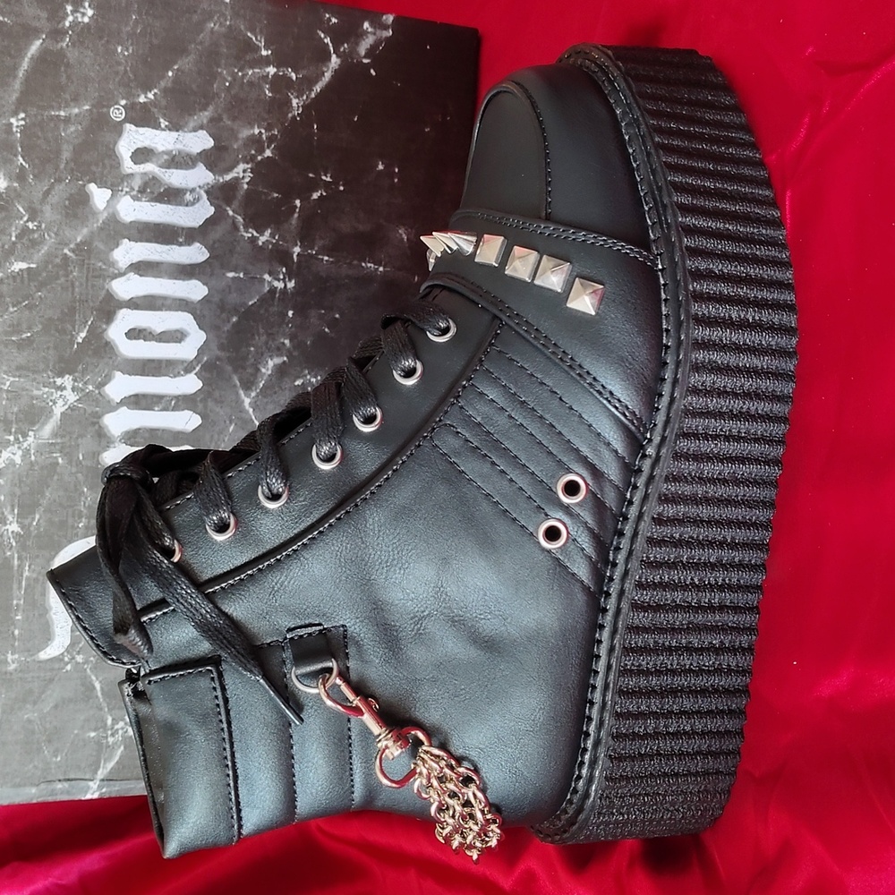 Demonia V-Creeper Black Platform Boots with Chain Detail - Picture 2 of 7